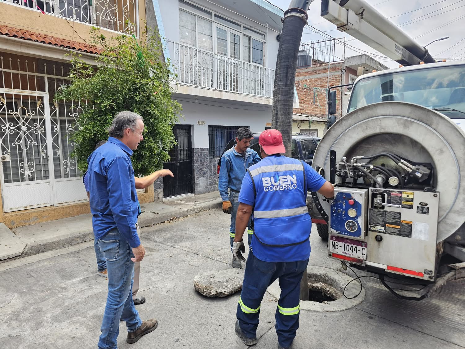 SAPAZ retira taponamiento en red de drenaje de la calle 20 de Noviembre