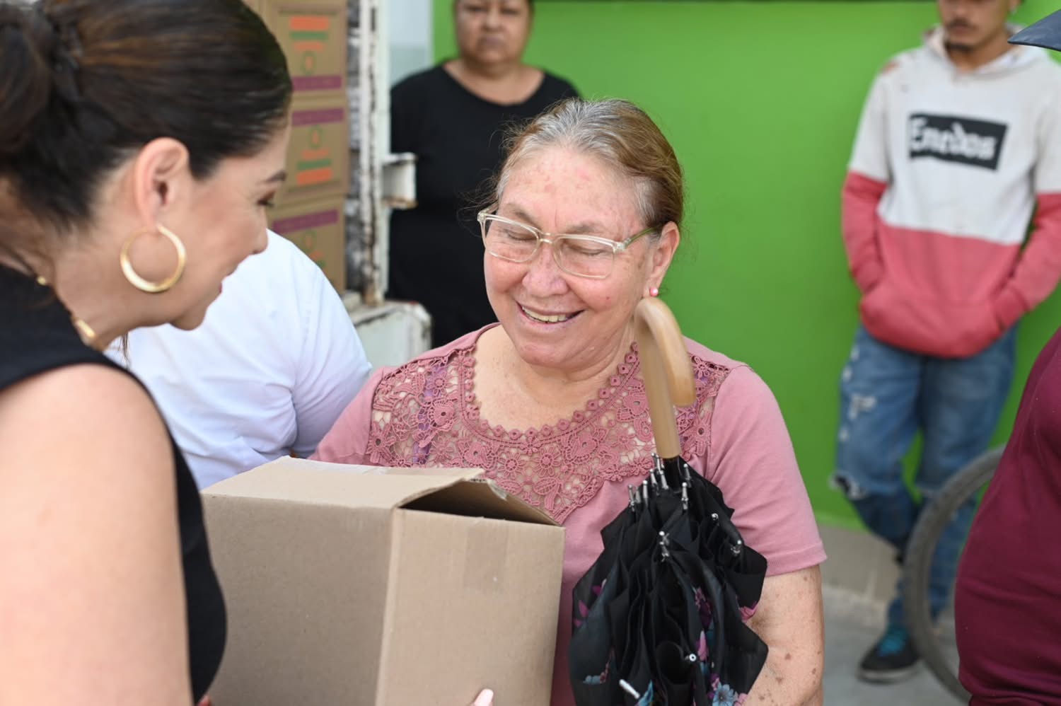 Inicia Rocío Soto entrega de despensas en colonias y comunidades
