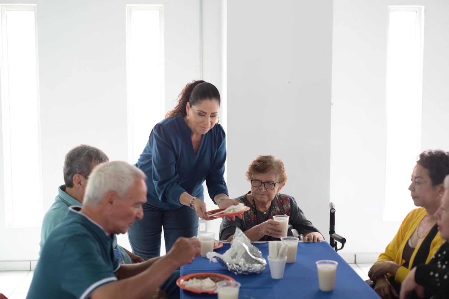DIF Zamora celebra a papás del grupo de adultos mayores en emotivo convivio