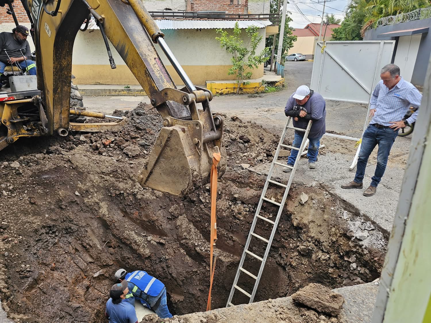 SAPAZ atiende socavón en el circuito Galeana y Virrey de Mendoza