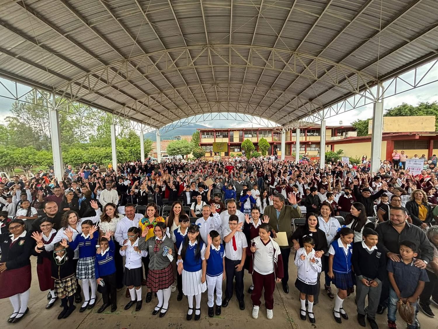 Isidoro Mosqueda encabezó entrega de más de mil lentes a niños de educación básica de Jacona