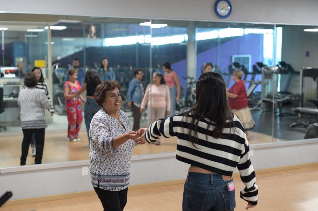 Fomentan convivencia intergeneracional entre adultos mayores del DIF Zamora y estudiantes de la UNIVA