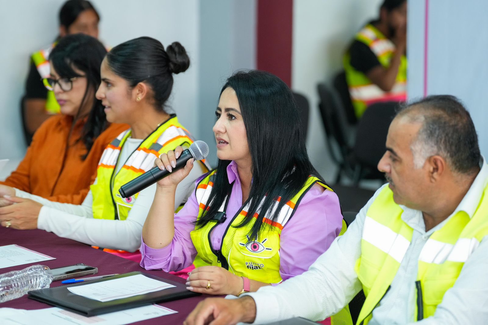 Gladyz Butanda promueve uso responsable del casco en Jacona