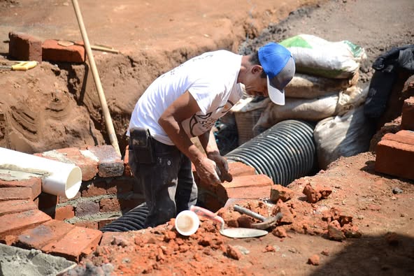 AVANZA OBRA DE PAVIMENTACIÓN DE LA CALLE DR. MIGUEL SILVA EN TANGANCÍCUARO.