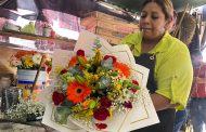 Floristas se solidarizan con familiares de graduados, mantienen sus precios