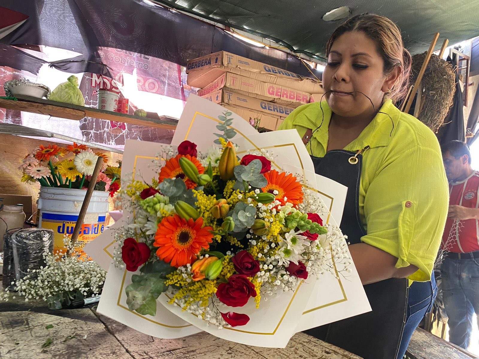 Floristas se solidarizan con familiares de graduados, mantienen sus precios