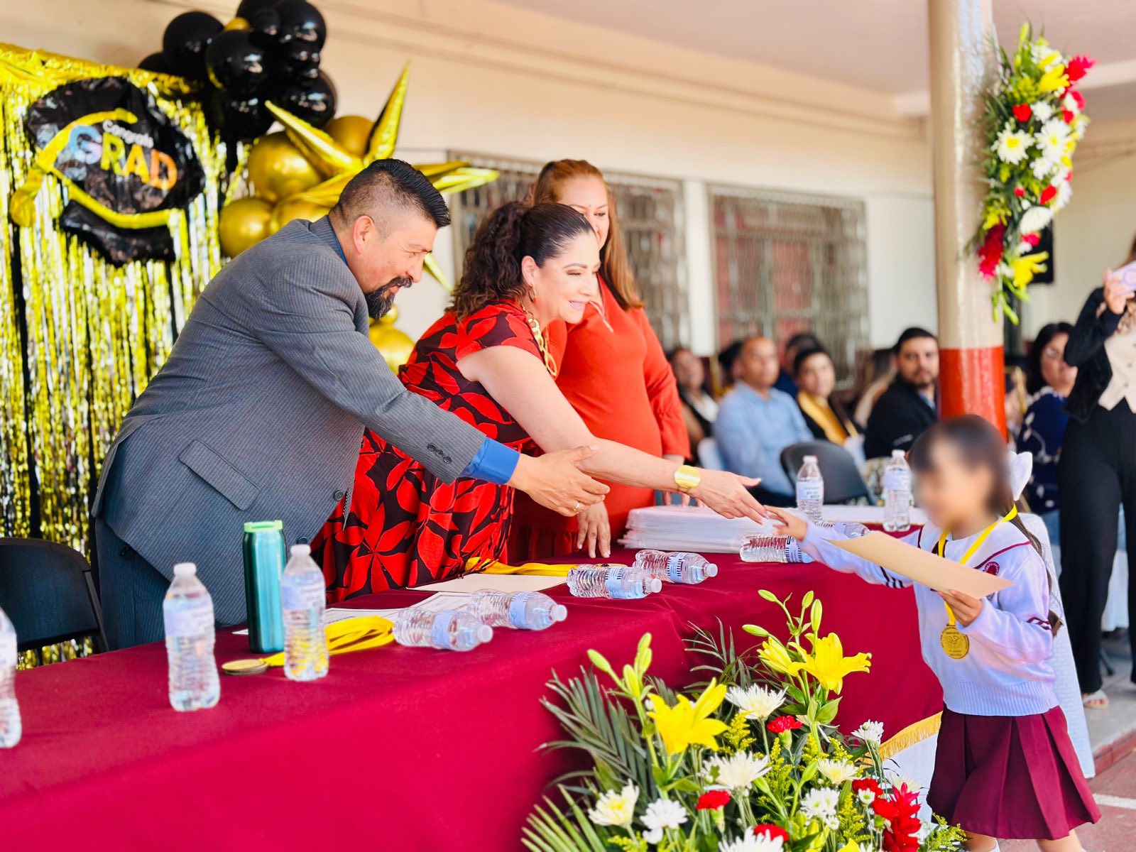 Rocío Soto acompañó a egresados de la primaria Gildardo Magaña en su clausura escolar