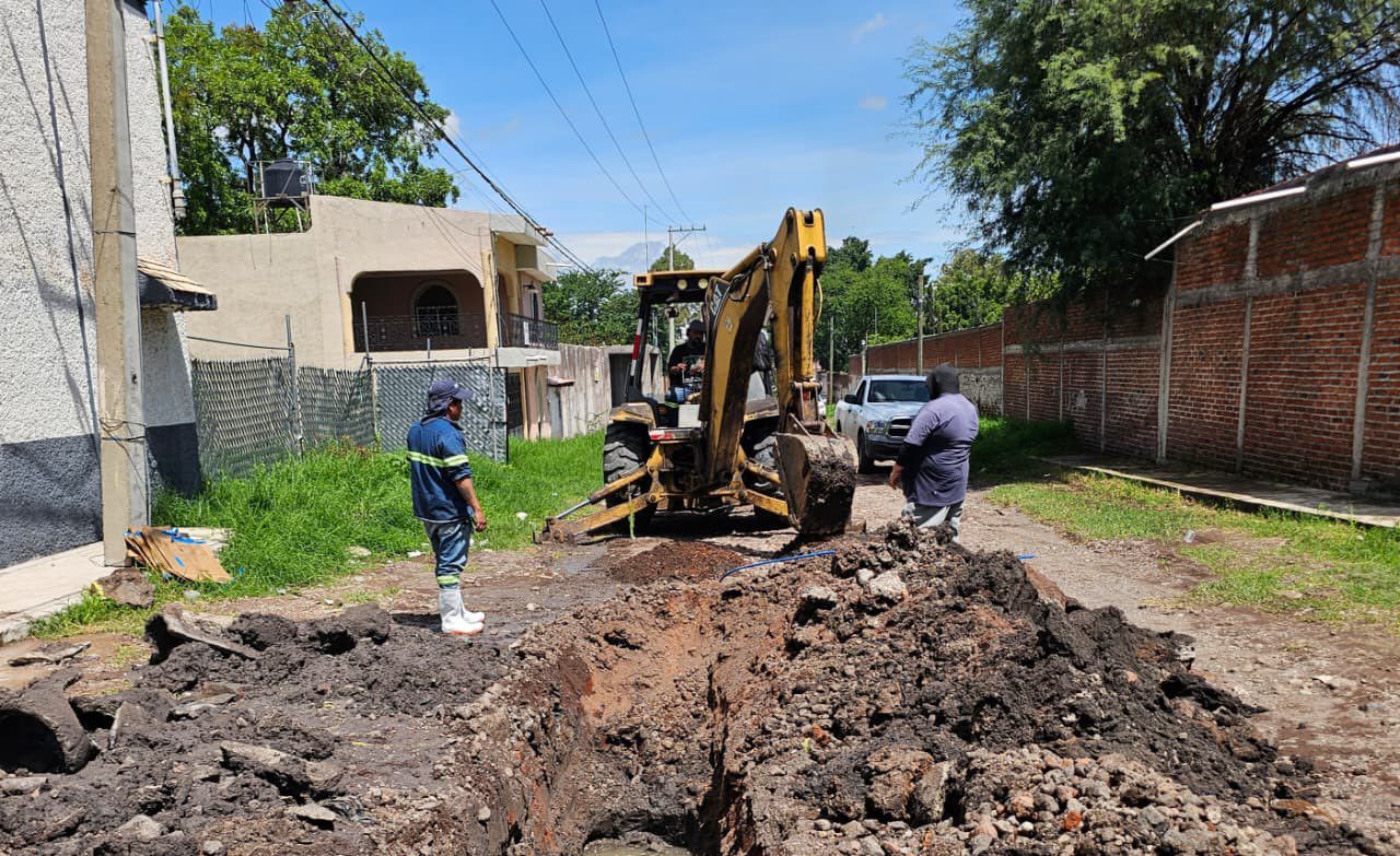 Repara SAPAZ socavón en colonia Linda Vista de Arriba