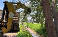 Gobierno de Jacona realiza limpieza de cunetas en Tamándaro