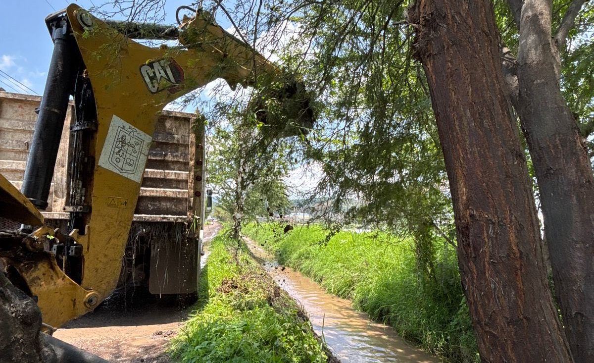 Gobierno de Jacona realiza limpieza de cunetas en Tamándaro