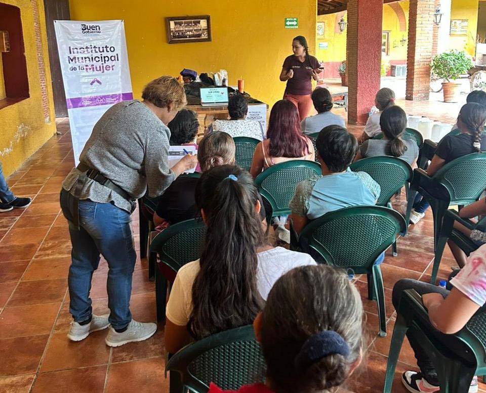 Capacitaron a mujeres de El Cerrito de Catipuato en derechos y creación de cloro