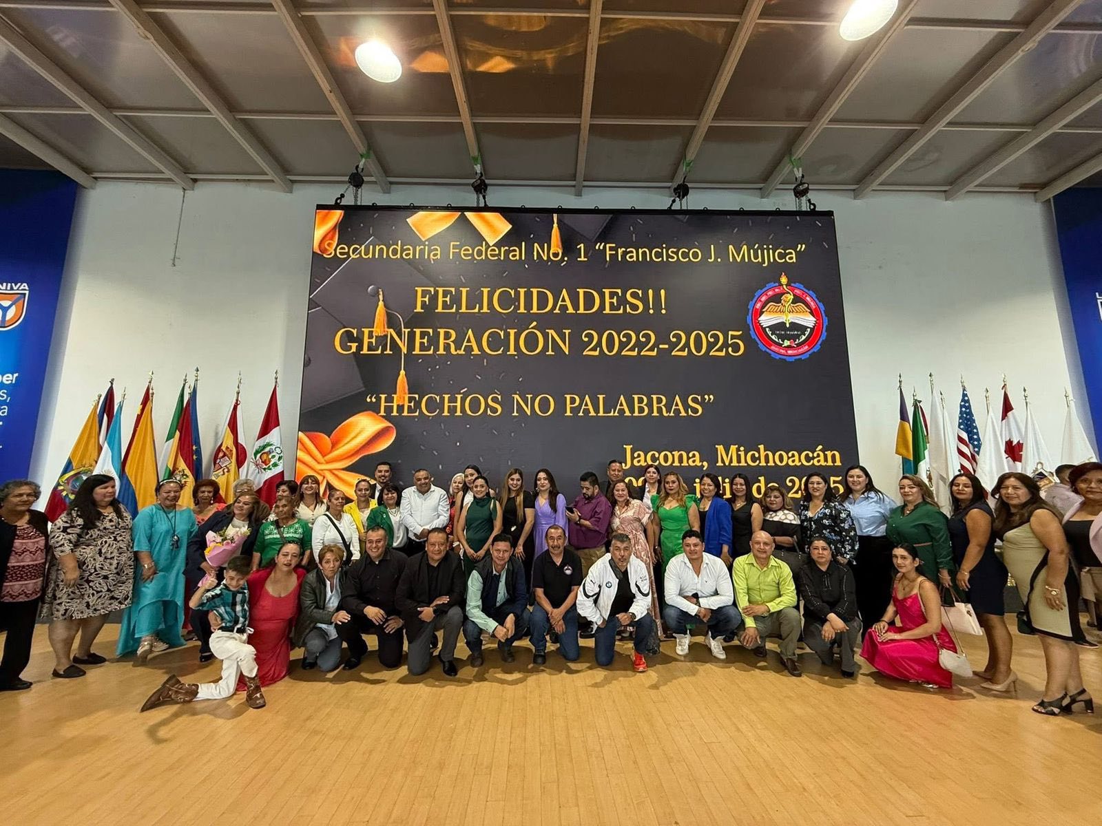 Asiste el Presidente, Isidoro Mosqueda, a clausura de fin de curso de la Secundaria Federal 1, Fco. J. Múgica.