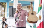 Con entrega de guitarras de Paracho a secundarias se reforzará la producción de artesanos: Bedolla