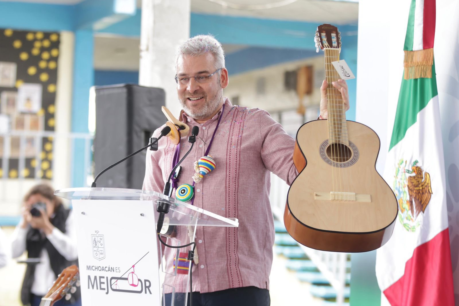 Con entrega de guitarras de Paracho a secundarias se reforzará la producción de artesanos: Bedolla
