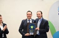 Carlos Soto recibió el distintivo Happy Place to Work