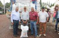 Isidoro Mosqueda benefició a productores con la entrega de fertilizante químico