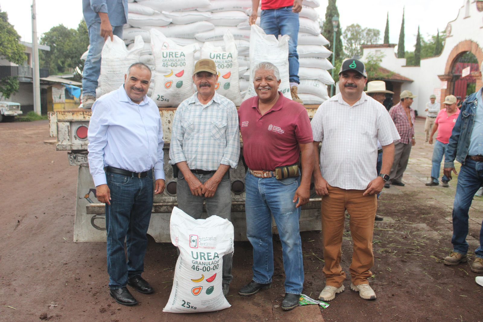 Isidoro Mosqueda benefició a productores con la entrega de fertilizante químico