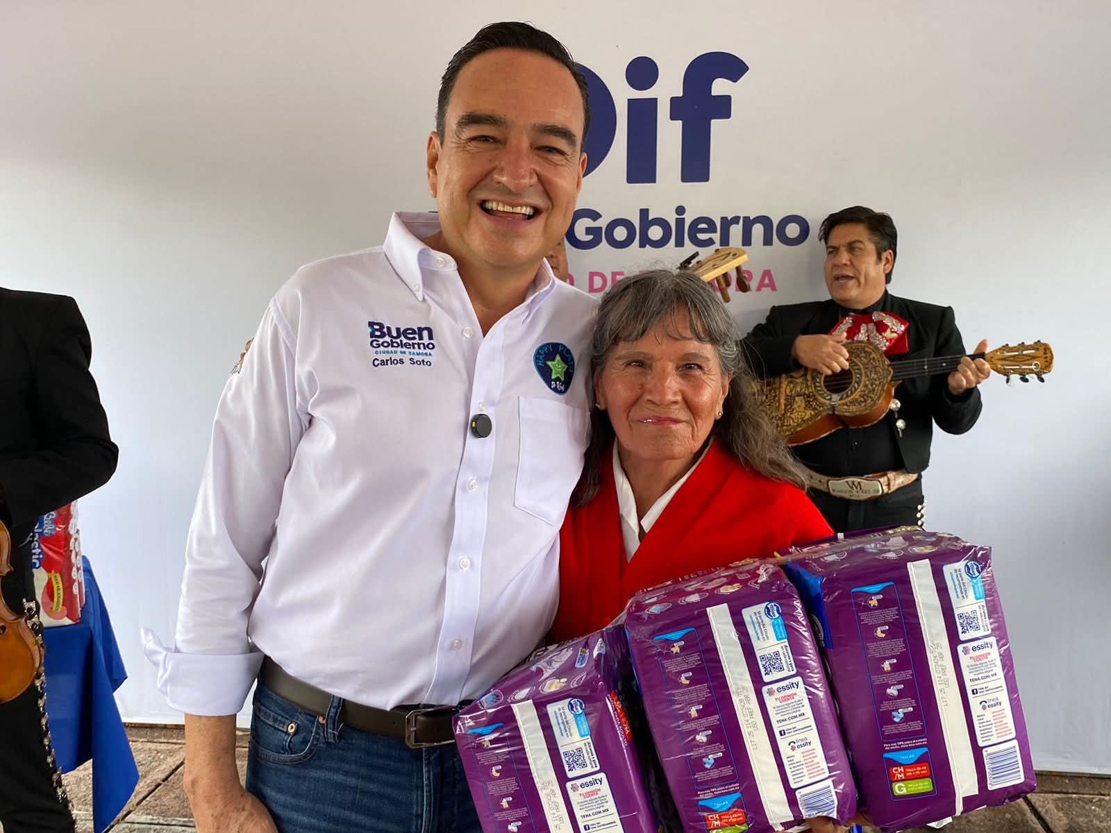 Entregan paquetes de pañales a personas con discapacidad