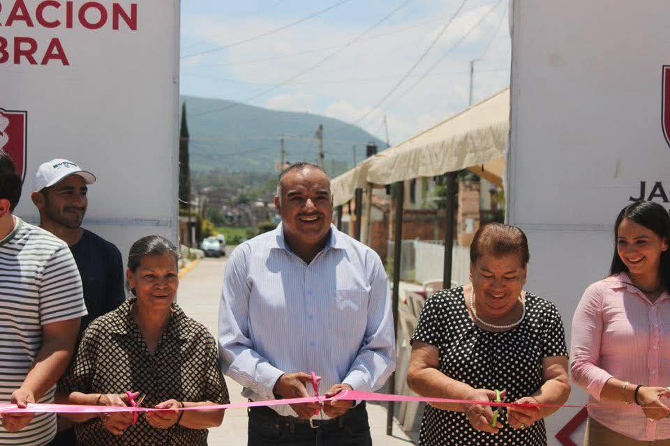 Isidoro Mosqueda inauguró la pavimentación de la calle Las Fuentes en Manantiales del Curutaran