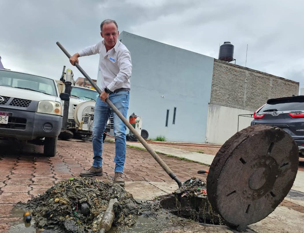 Realiza SAPAZ limpieza intensiva de drenajes en Hacienda del Valle tras lluvias