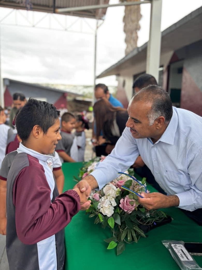 Isidoro Mosqueda encabeza acto de entrega de lentes a niños de la escuela “Ricardo Flores Magón”