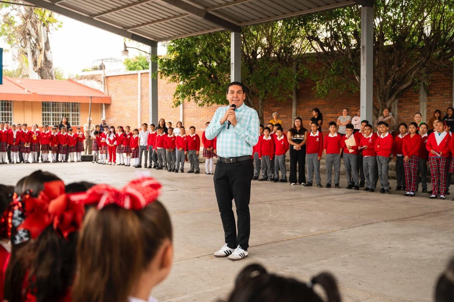 SAMUEL HIDALGO CONTINÚA IMPULSANDO A LA EDUCACIÓN CON LA ENTREGA DE BECAS