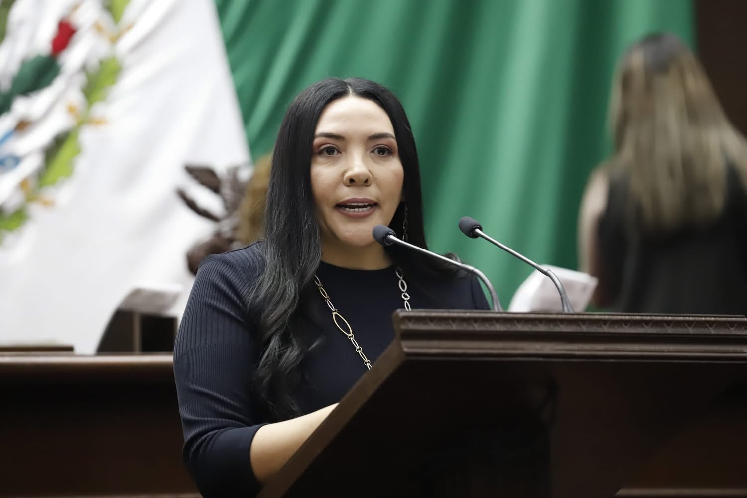 Adriana Campos Huirache propone homenajear a los migrantes michoacanos con inscripción en el muro con letras doradas del Congreso