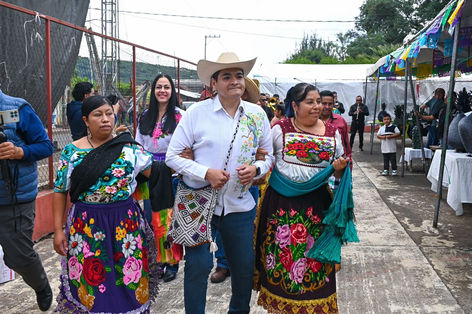 ENCABEZA ARTURO HERNÁNDEZ, PREMIACIÓN DEL TRIGÉSIMO SEGUNDO CONCURSO ARTESANAL DE ALFARERÍA 2025.