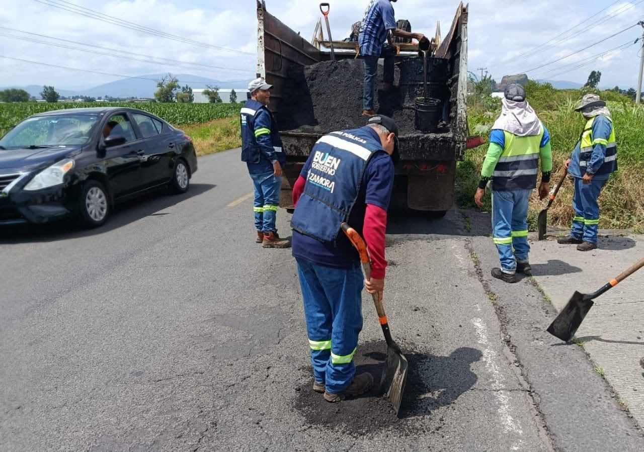 Dan mantenimiento a carretera que une Atecucario con El Sauz de Abajo