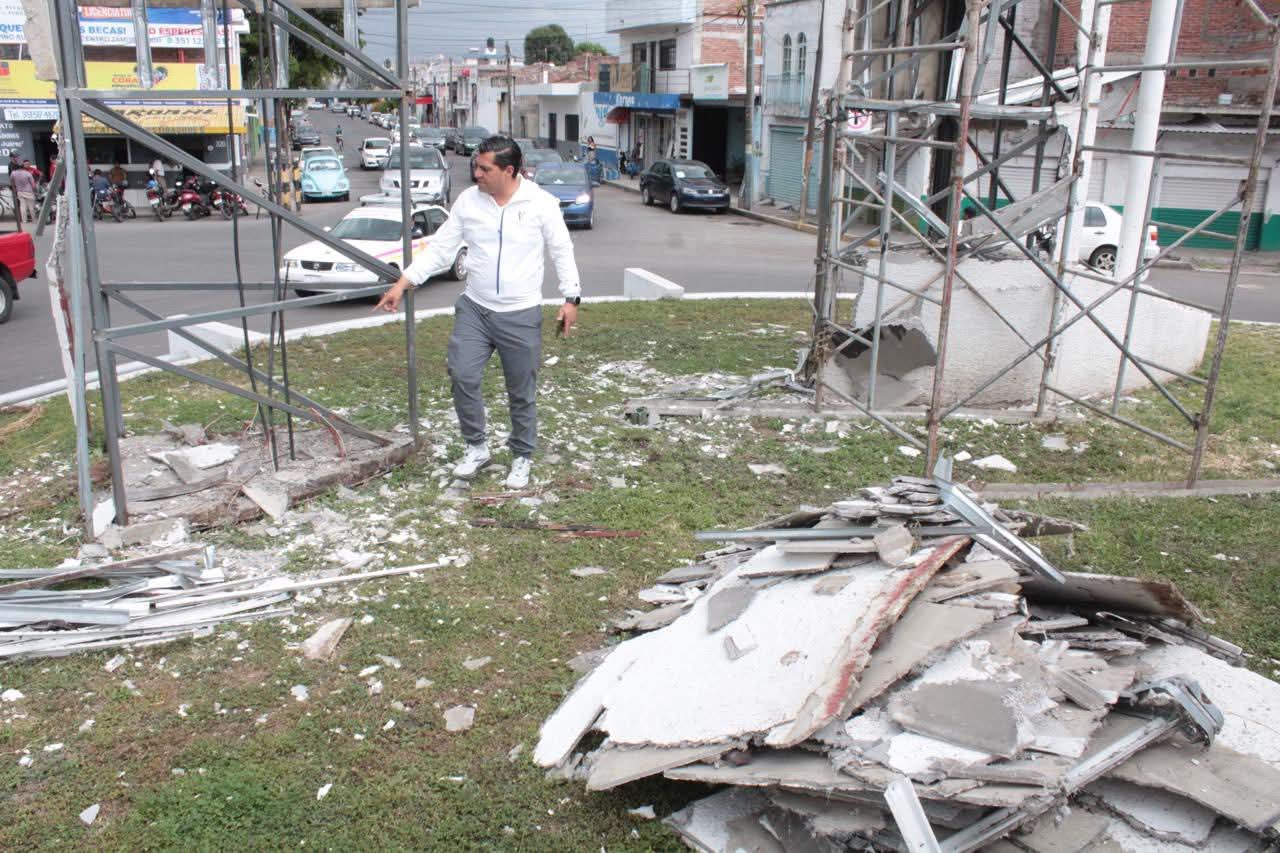 Retiran estructura metálica de la Glorieta del Ferrocarril por riesgo de colapso