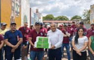 Isidoro Mosqueda entregó botas al personal del SAPAJ