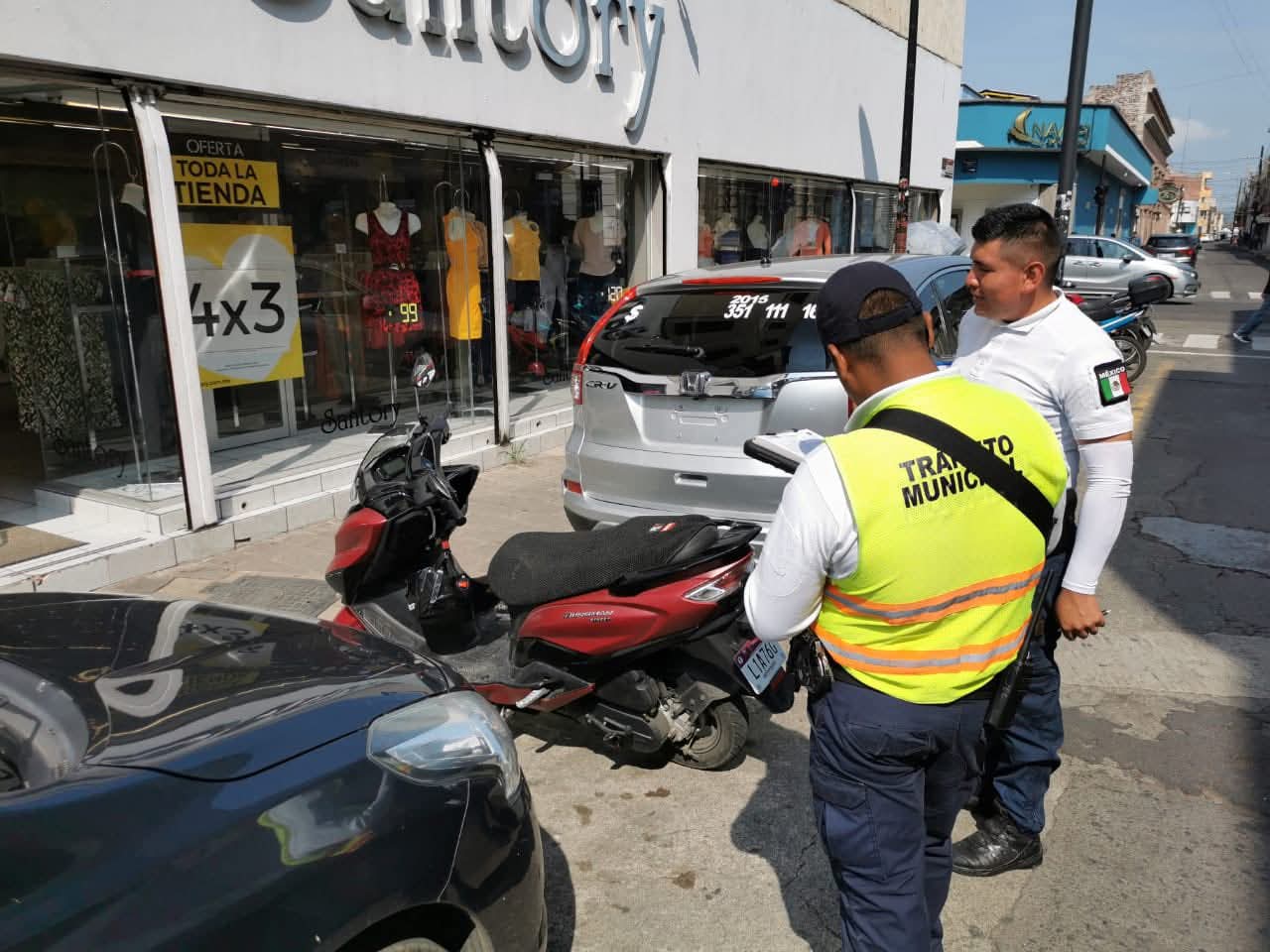Implementan operativo para evitar que motocicletas se estacionen en lugares prohibidos