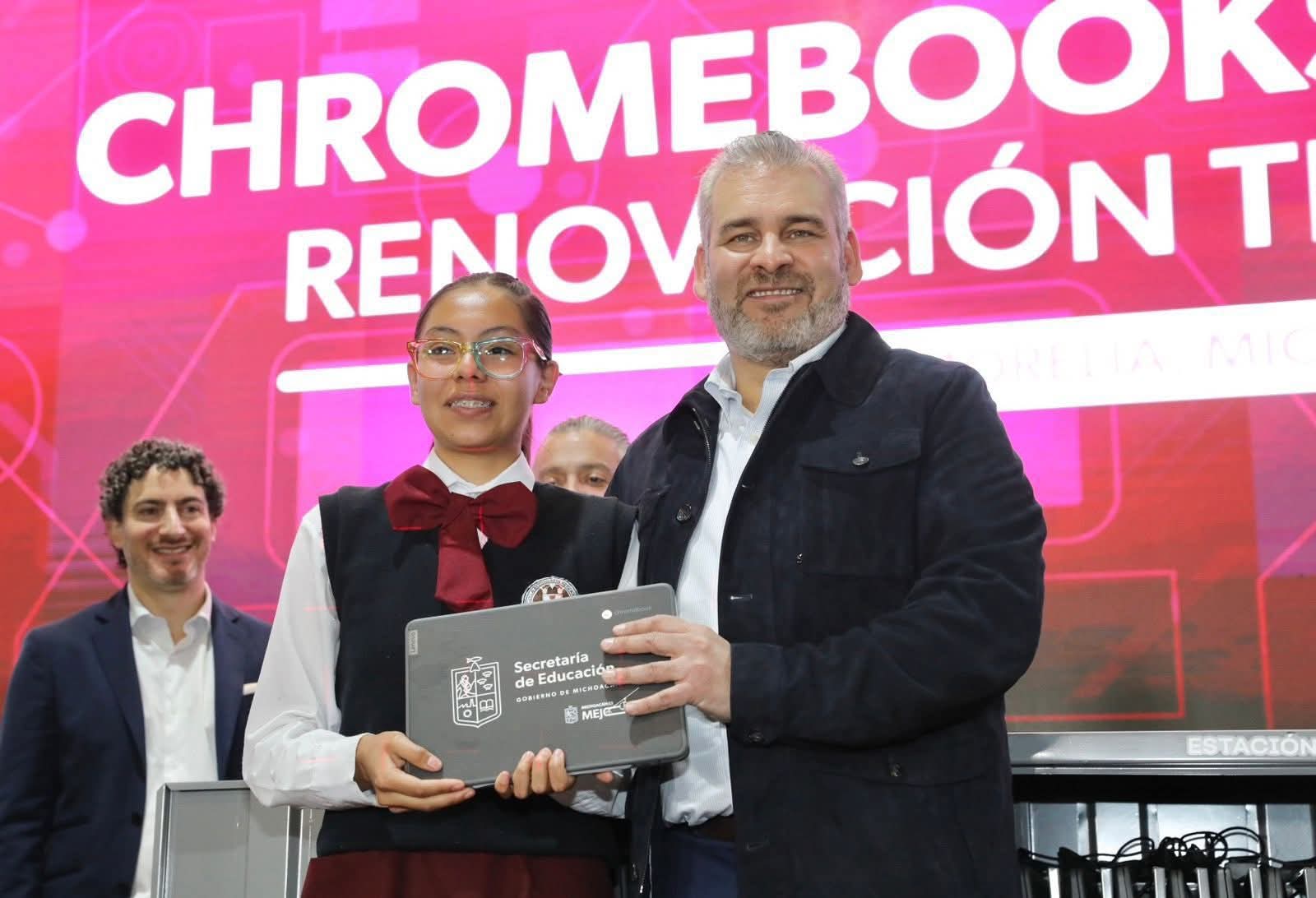 Michoacán lidera en reducción de rezago educativo nacional: Bedolla