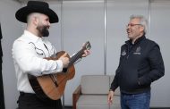Con guitarra de Paracho recibió Bedolla a Carín León en el Morelos