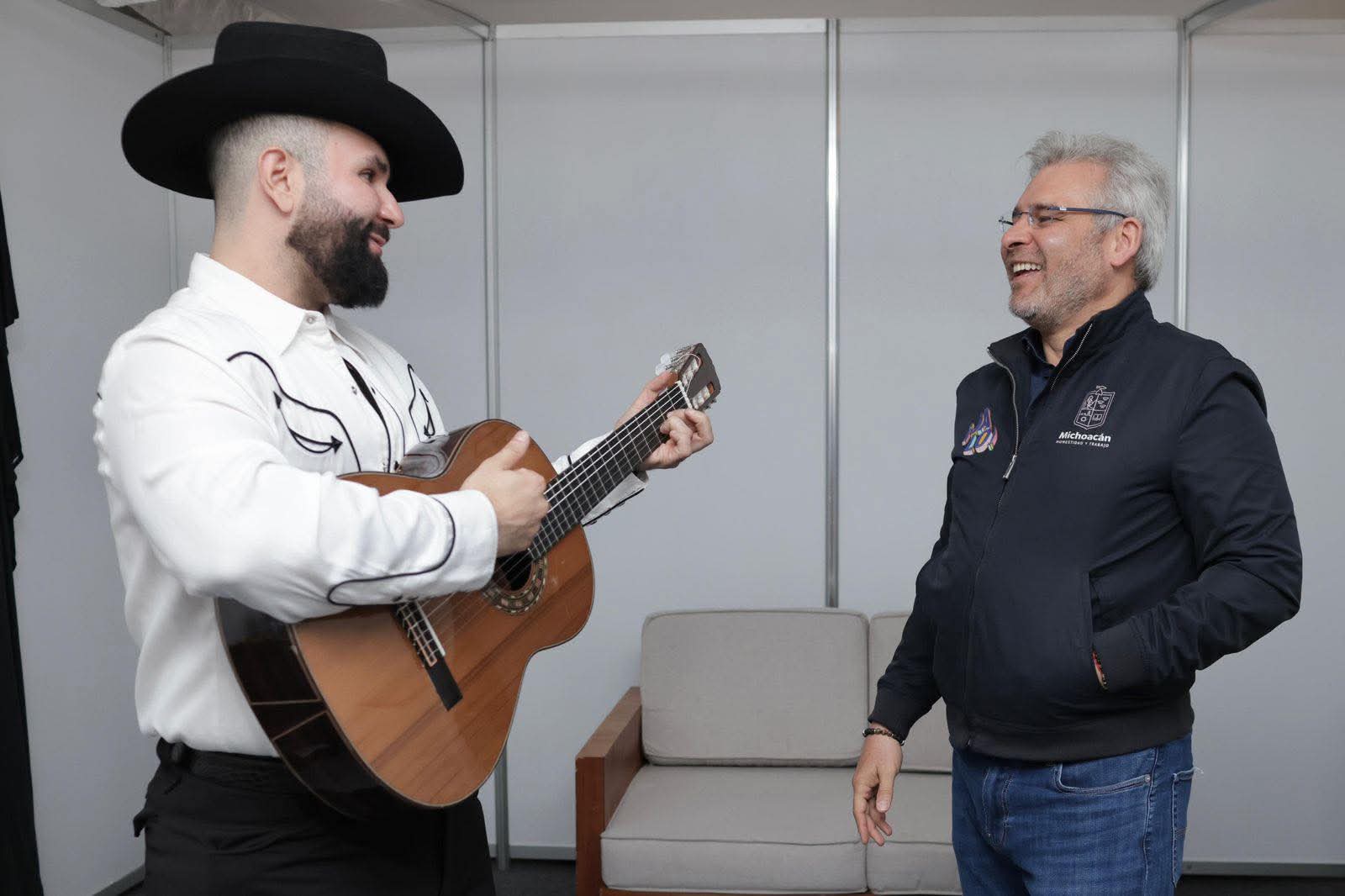 Con guitarra de Paracho recibió Bedolla a Carín León en el Morelos