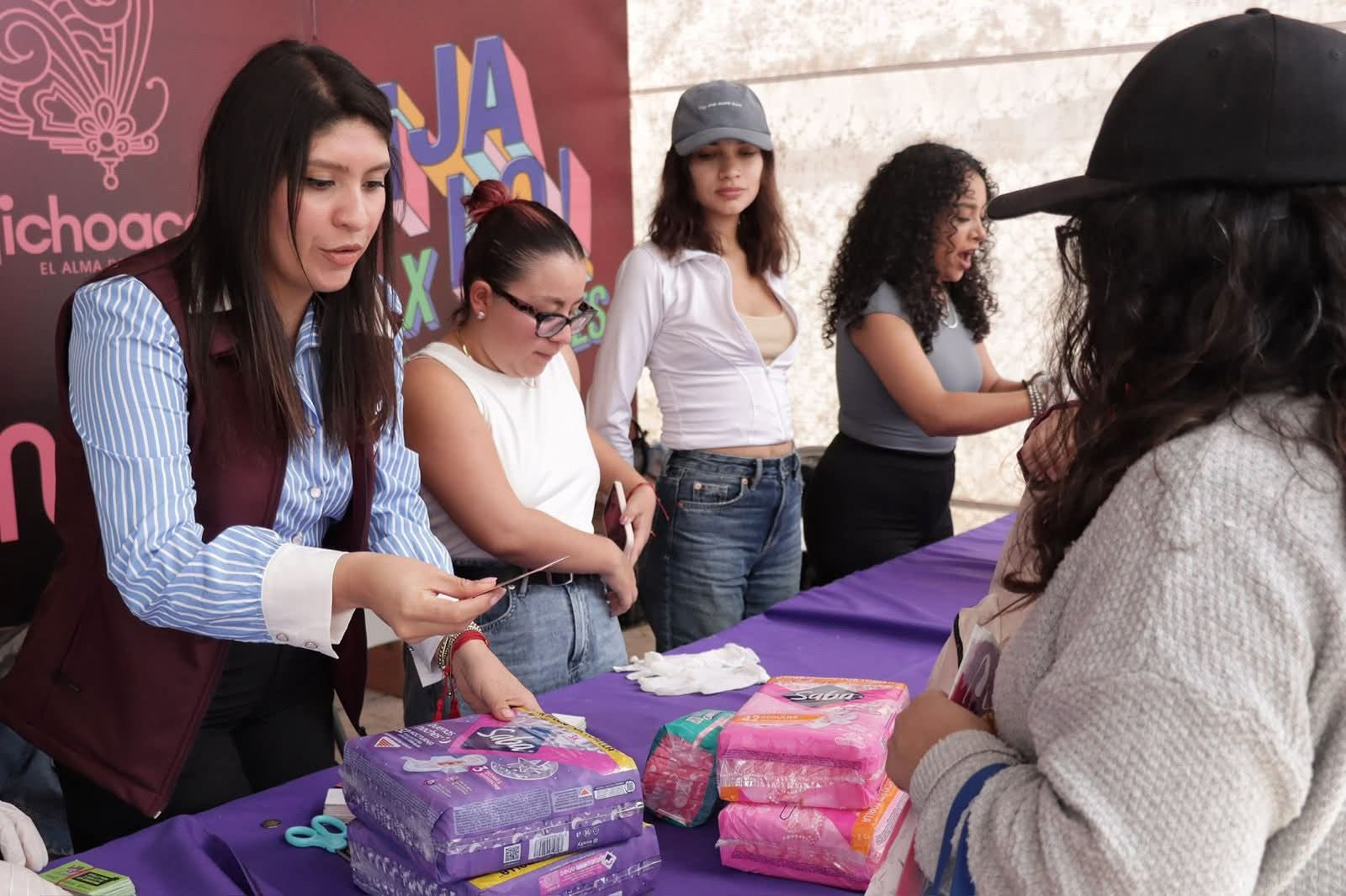 Gobierno de Michoacán distribuye millones de productos menstruales en primera fase de entrega