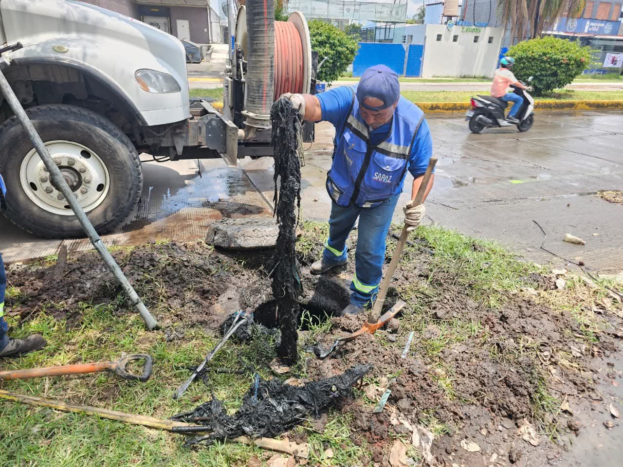 Sapaz realiza limpieza de drenaje en la colonia Río Nuevo Popular