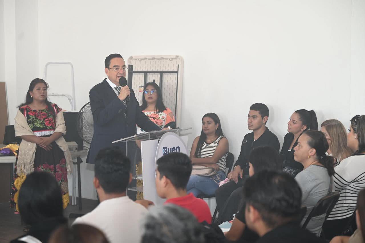 Carlos Soto estuVo presente en el arranque del ciclo escolar 2025-2026 de la UIIM