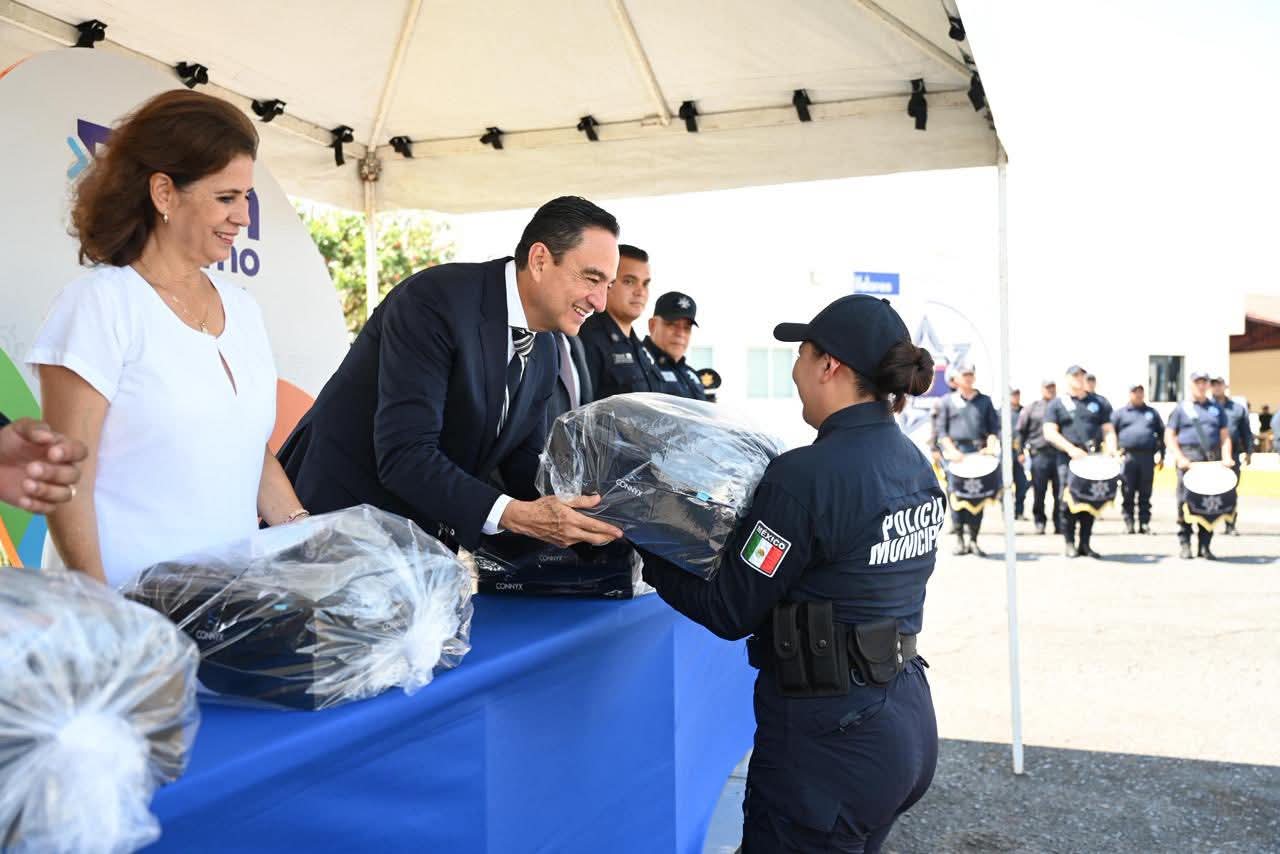 Entregan uniformes a elementos de Seguridad Pública y Tránsito en Zamora