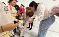Adriana Campos Huirache entrega mochilas y llama a impulsar la educación y apoyar a niñas, niños y jóvenes