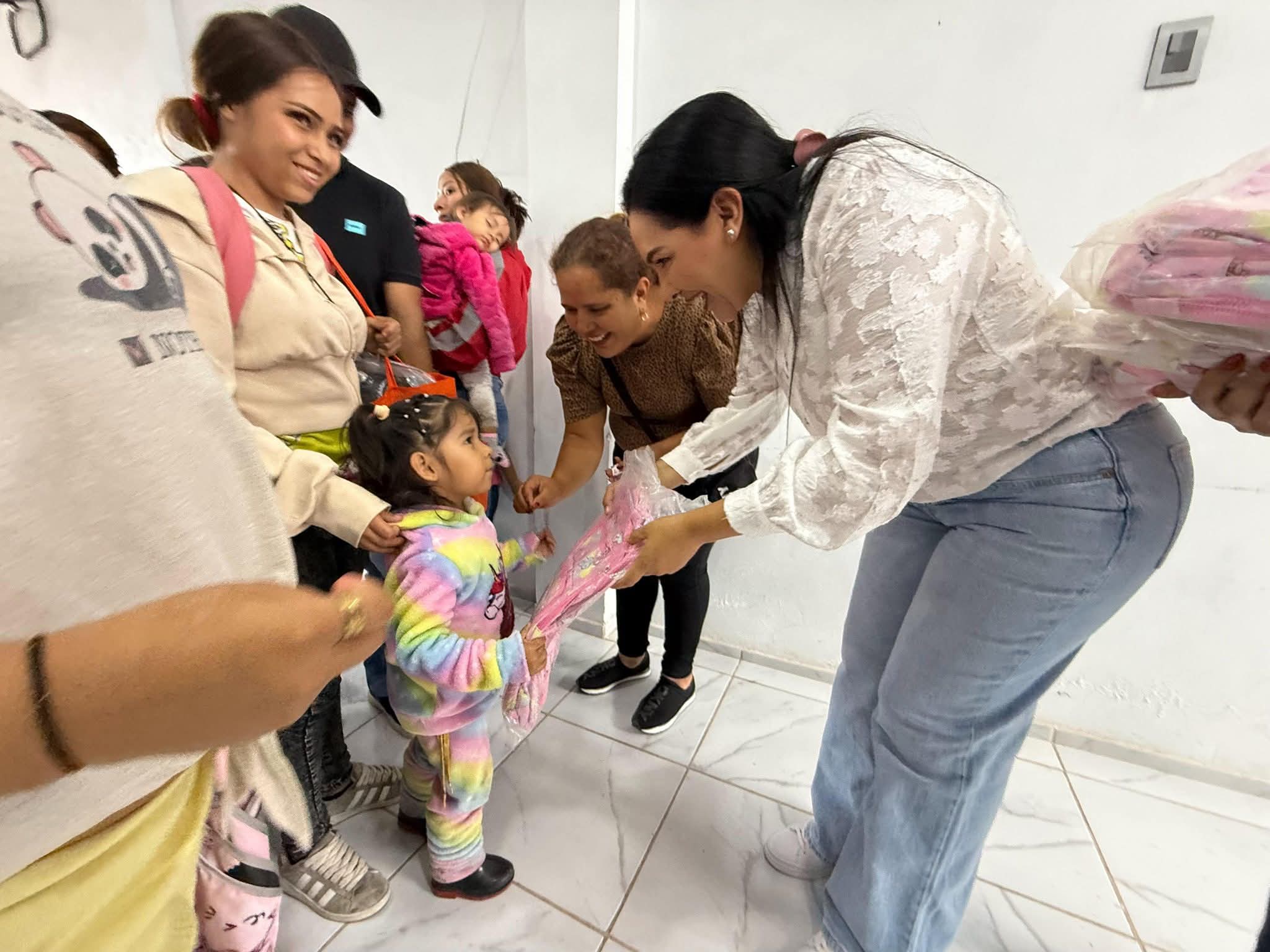 Adriana Campos Huirache entrega mochilas y llama a impulsar la educación y apoyar a niñas, niños y jóvenes