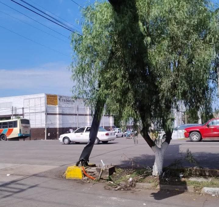 Reparan semáforo dañado en crucero de Madero y Santiago