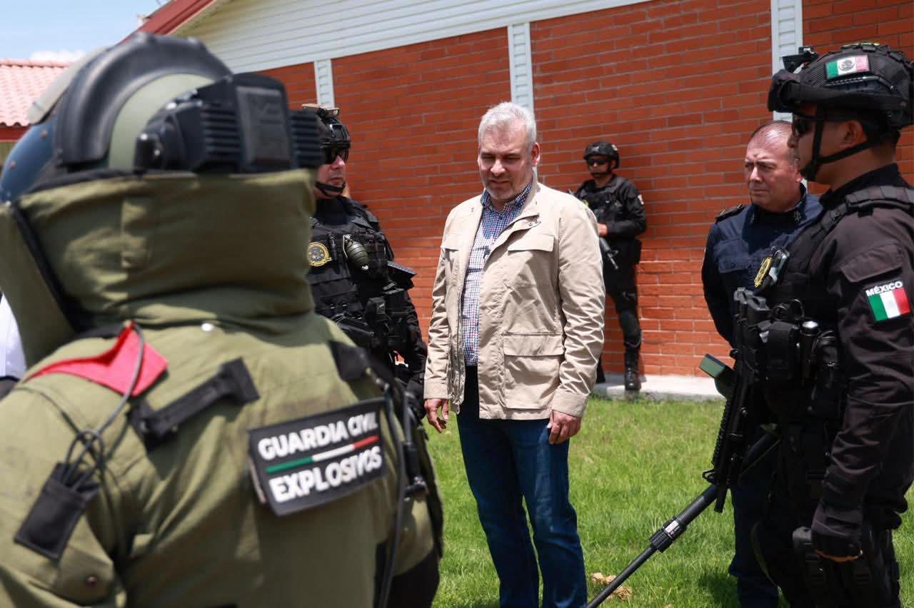 Bedolla verifica equipo especializado antibombas de la Guardia Civil
