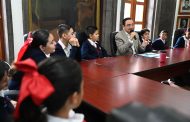 Estudiantes del Colegio “Bartolomé de las Casas” visitan a Carlos Soto