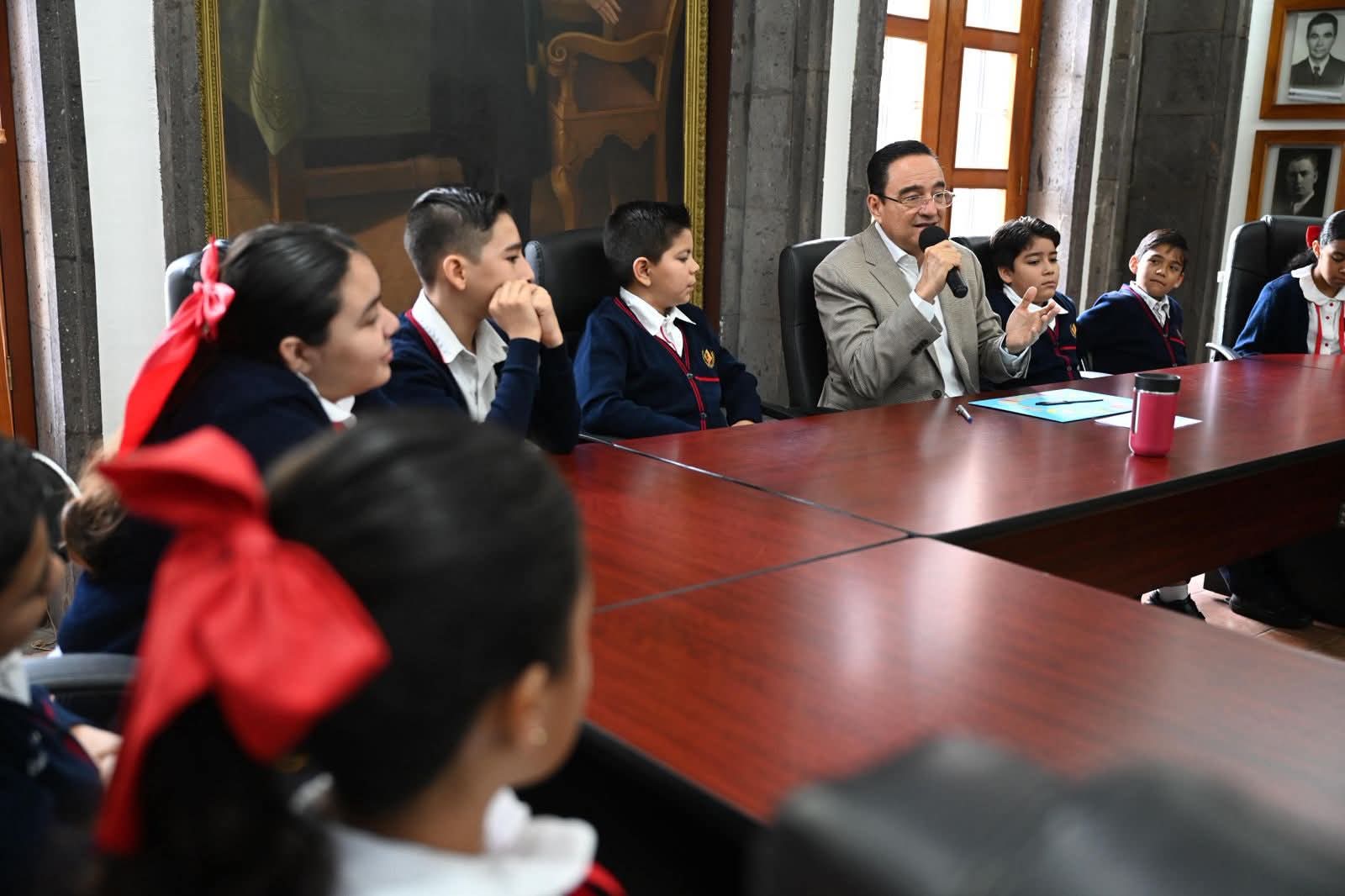 Estudiantes del Colegio “Bartolomé de las Casas” visitan a Carlos Soto