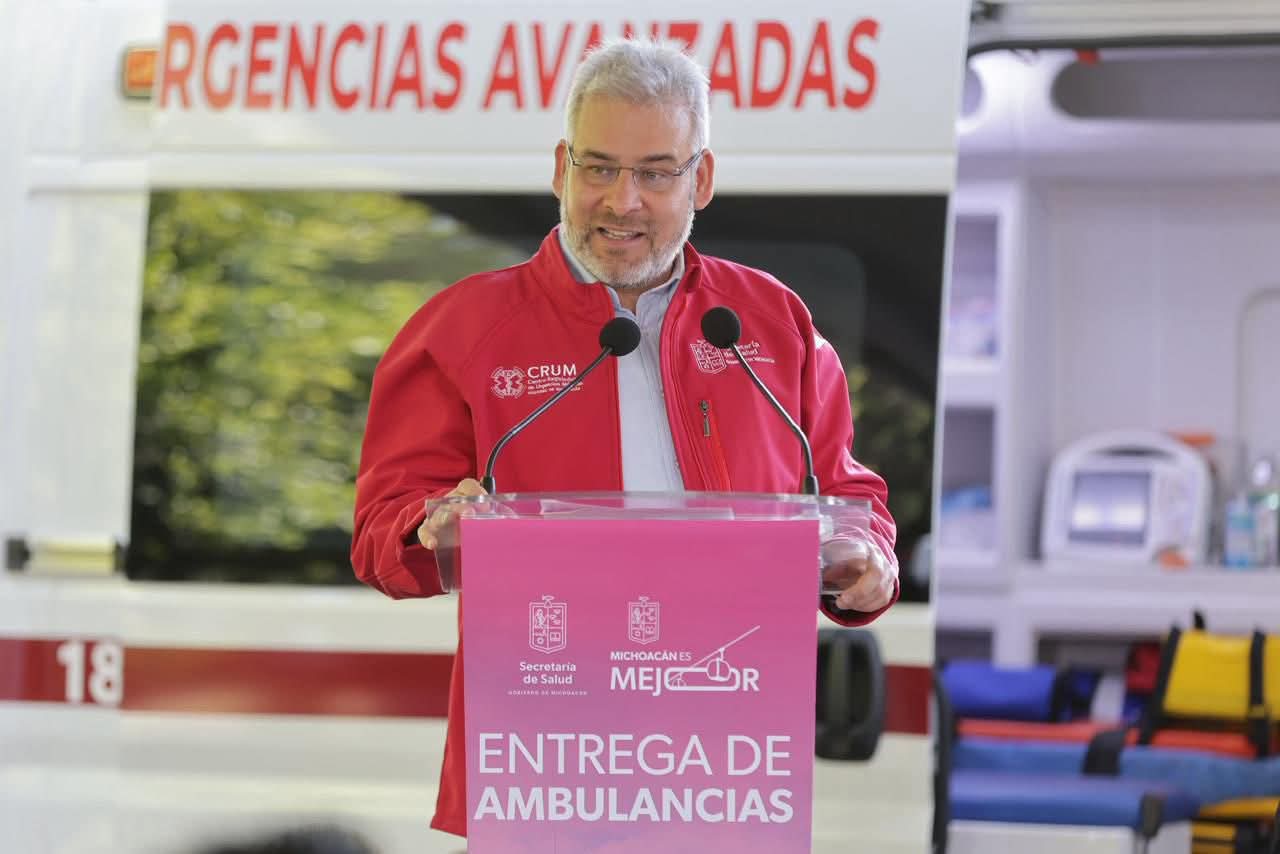 Más ambulancias, más vidas; entrega Bedolla 10 unidades de urgencias médicas