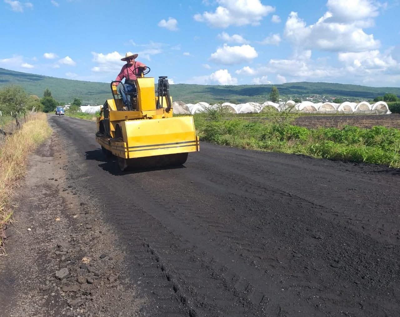 Rehabilitan camino de acceso a la comunidad de El Guamúchil