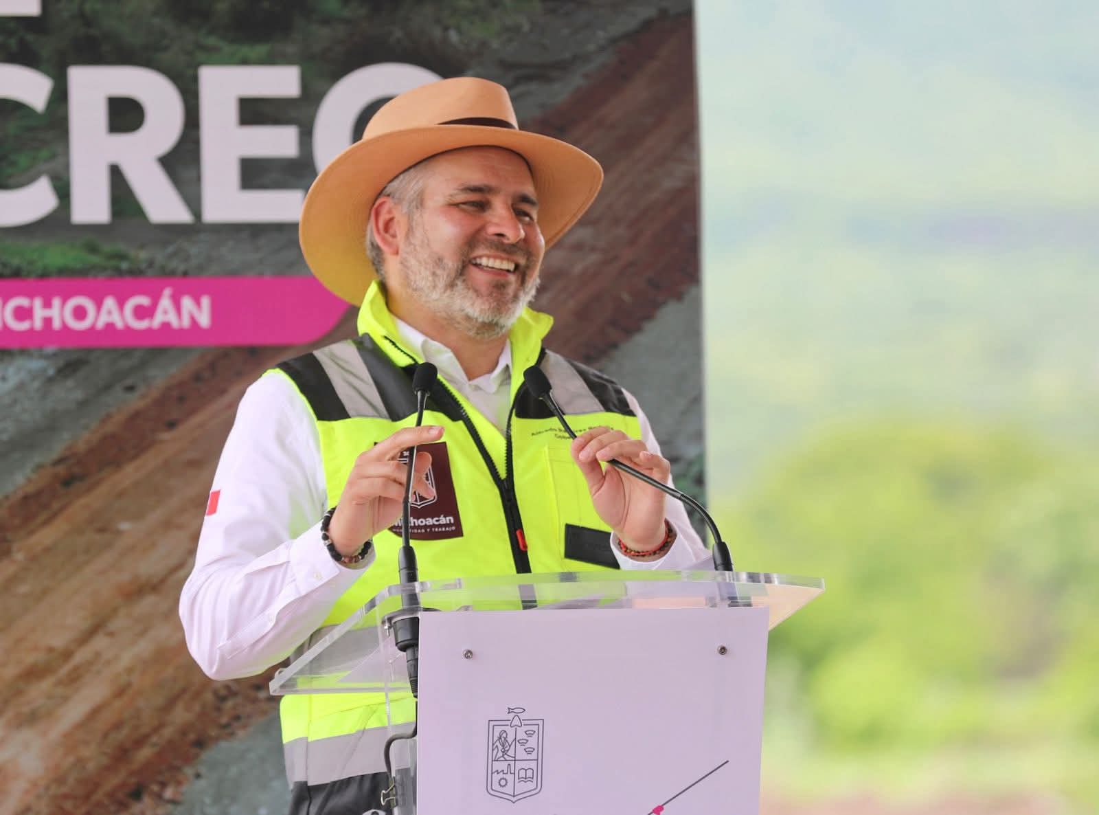 Rehabilitación carretera en Michoacán al 45 %; se abre camino al desarrollo: Bedolla