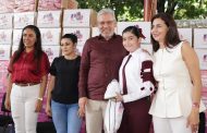 Arranca Bedolla tercera dotación de tenis a estudiantes de secundarias