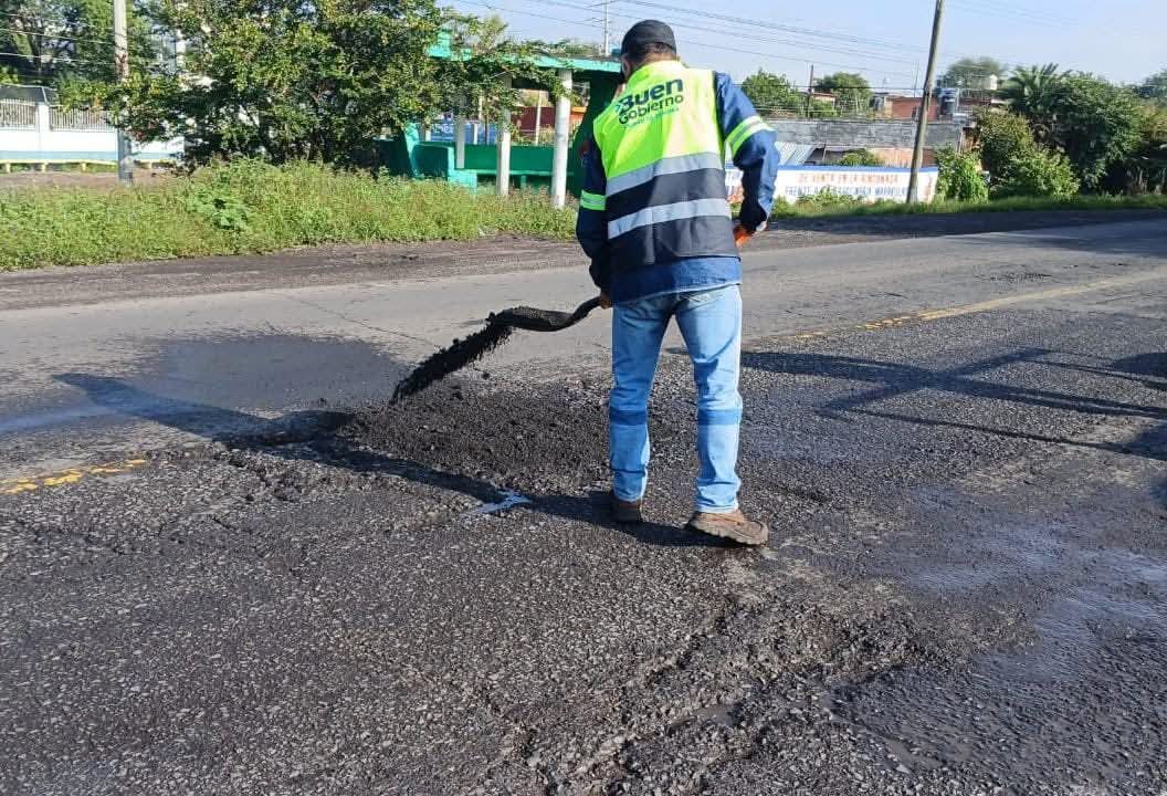 Reparan daños en la carretera federal de El Sauz de Abajo